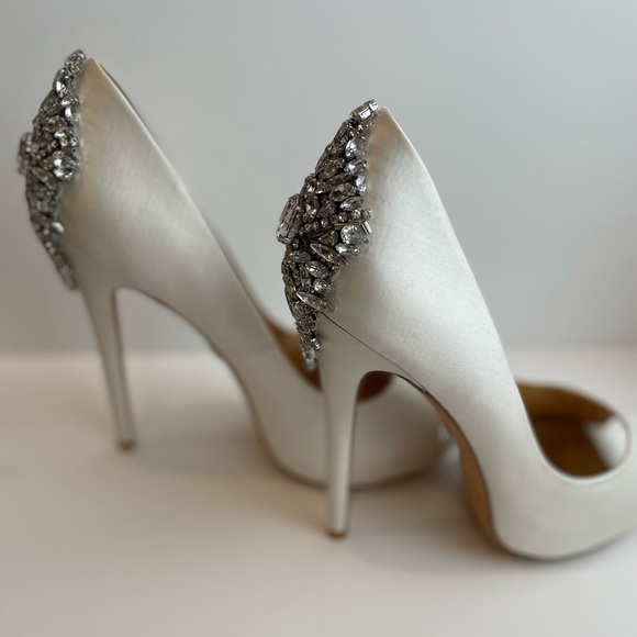 Badgley mischka Never worn white satin heels - Picture 3 of 5